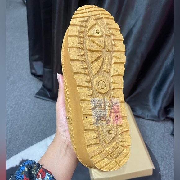 Tan Platform Winter Slides ❄️ - Picture 5 of 5